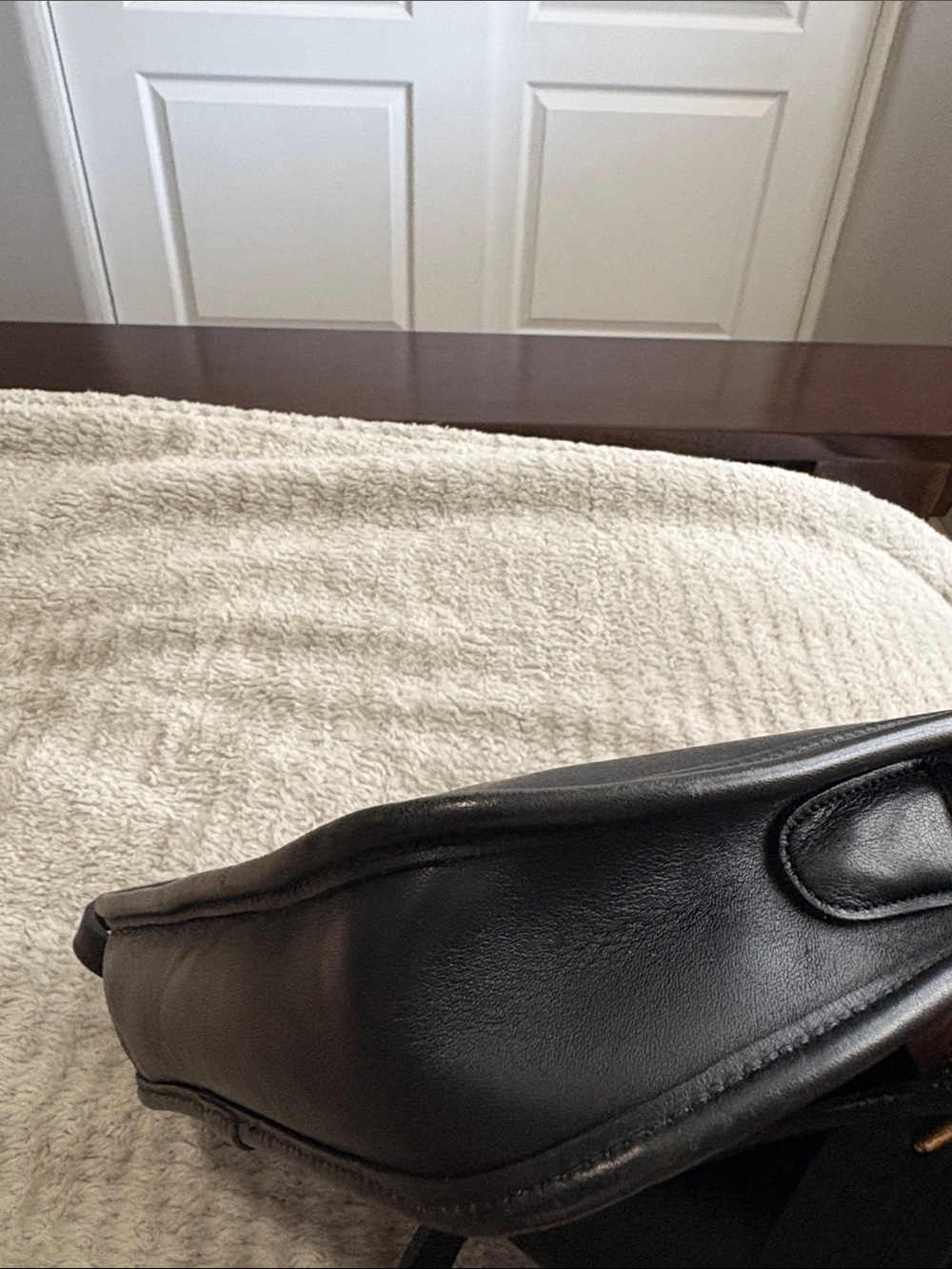 Classic Black Leather Crossbody Shoulder Bag - Picture 7 of 11